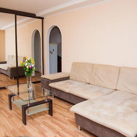 Semi Luxury Apt On Yatsenka 8 Near Intourist Hotel Zaporizhia Buitenkant foto