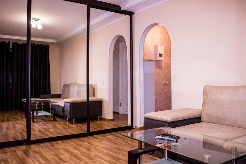 Semi Luxury Apt On Yatsenka 8 Near Intourist Hotel Zaporizhia Buitenkant foto