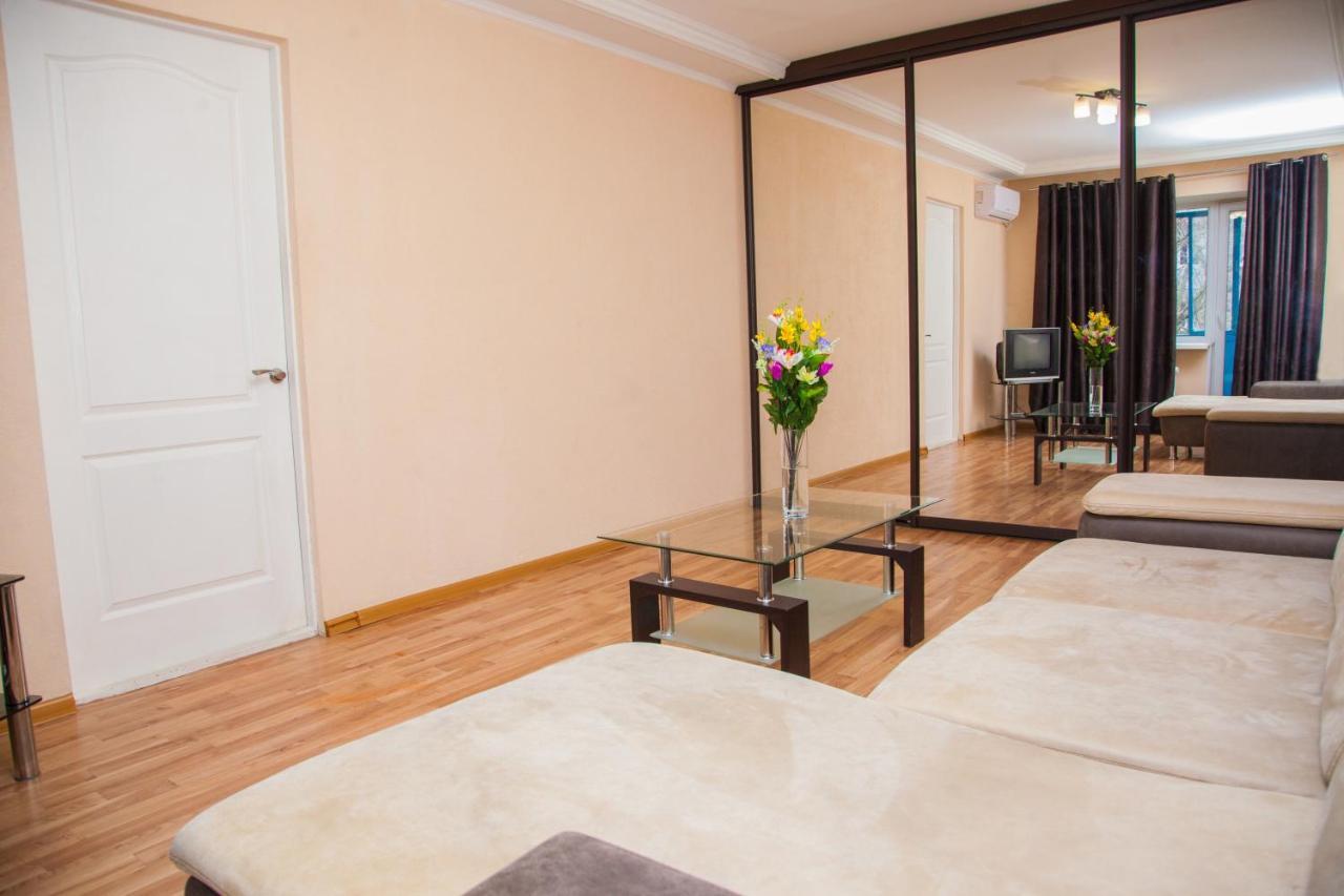 Semi Luxury Apt On Yatsenka 8 Near Intourist Hotel Zaporizhia Buitenkant foto